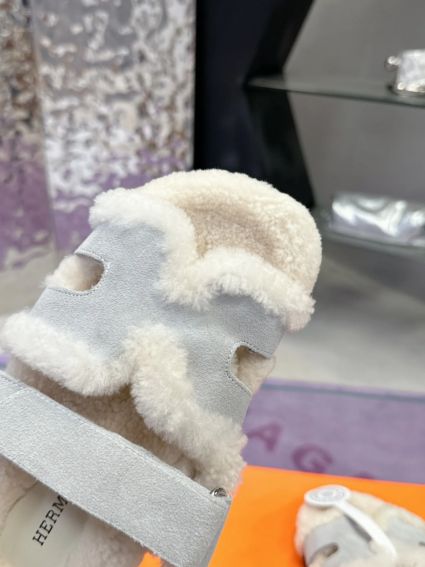 Factory price: 500💰 HERMES💗Ai Ma’s classic hot style second uncle🐑wool mop🆕 is coming. A must-have item for autumn and winter ✅ Versatile and fashionable at home and out on the street 🍀The colors are extremely colorful! Walking Tuscany! T men's shoes 💰R non-slip outsole super light ️ super comfortable on the feet without any binding feeling I can't stop drinking coffee ☕ my second uncle's slippers I can't take off Size number: 35-40 (41 made to order, non-refundable)